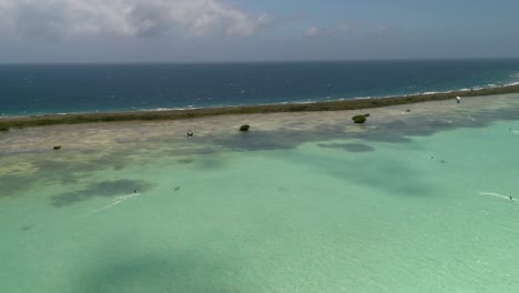 Kitesurf-En-El-Paraíso-Viaje-En-Velero-Para-Descubrir-Las-Islas-De-Los-Roques-En-El-Mar-Caribe