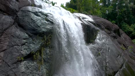 Closeup-of-Telaga-Tujuh-Waterfall-in-Malaysia,-drone-ascending
