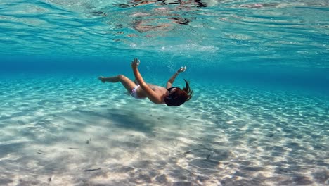 Unterwasserszene-Eines-Kleinen-Mädchens,-Das-Sich-Im-Kristallblauen-Tropischen-Meerwasser-Einer-Exotischen-Insel-Amüsiert