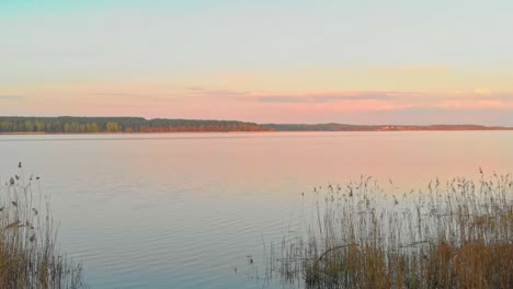 Pastellfarbener-Sonnenuntergang-über-Dem-Michigansee,-Usa,-Luftwagen-Herein