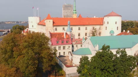 Kranaufnahme-Des-Einzigartigen-Schlossarchitekturdesigns,-Stadt-Riga,-Lettland