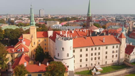 Rückzug-Aus-Unverwechselbarem-Schlossarchitekturdesign,-Backsteindach,-Stadt-Riga,-Lettland
