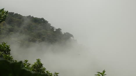 Wolken-Ziehen-Durch-Dschungelhügel