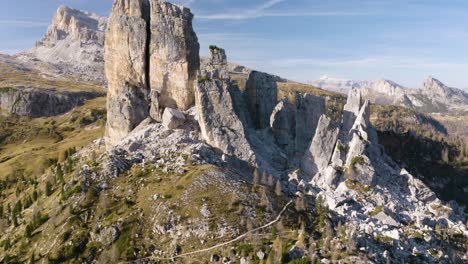 Eine-Filmische-Drohnenaufnahme-Zeigt-Die-Cinque-Torri-Berge-In-Den-Italienischen-Dolomiten