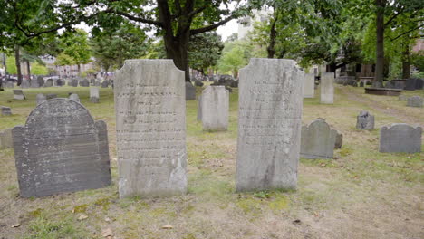 Grabsteine-Der-Toten-Auf-Dem-Alten-Friedhof-In-Cambridge,-Massachusetts,-Vereinigte-Staaten