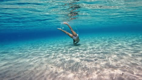 Unterwasserszene-Eines-Kleinen-Mädchens,-Das-Schwimmt-Und-Spaß-Hat,-Eingetaucht-In-Frisches,-Klares,-Unberührtes-Tropisches-Meerwasser-Einer-Exotischen-Insel