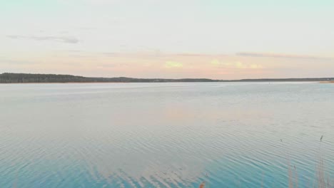 Schöner-Rosa-Sonnenuntergang-über-Einem-Fischteich,-Entspannender-Abend-Am-Wasser