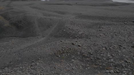Person,-Die-Mit-Ehrfurcht-Die-Schönheit-Des-Abgelegenen-Isländischen-Gletschers-Skaftafell-In-Island-Betrachtet
