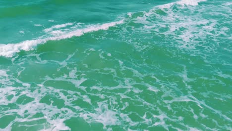 Luftaufnahme-Von-Tropischen-Wellen,-Türkisfarbenem-Wasser,-Ostseelandschaft