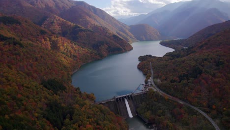 Eine-Drohnenansicht-Der-Japanischen-Alpen-Und-Ihrer-Seen-Und-Staudämme-Im-Herbst