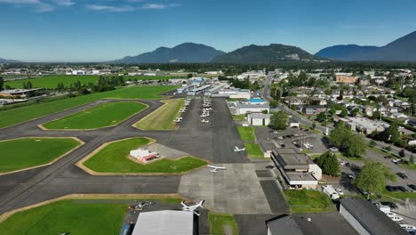 Vista-Aérea-Sobre-El-Aeropuerto-Municipal-De-Chilliwack-En-Chilliwack,-Columbia-Británica,-Canadá---Retirada-De-Drones