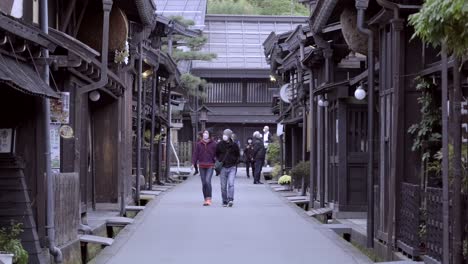 Gente-Caminando-Por-Las-Antiguas-Calles-De-Takayama-En-Japón