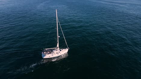 Segelboot-Solo-Draußen-Im-Ozean-Bei-Sonnenuntergang,-Hafen-Am-Meer