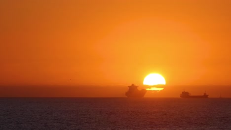 Panorama-Von-Zwei-Booten,-Die-Im-Hintergrund-Der-Sonnenscheibe-Treiben