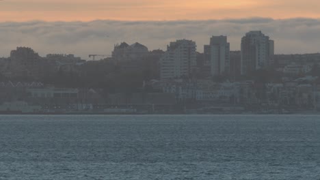 Dramatische-Ansicht-Einer-Stadt-Von-Cascais-über-Dem-Sonnenuntergang-An-Der-Küste-Von-Cascais,-Portugal