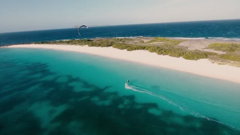 Drohne-Schoss-Tropischen-Meereshintergrund-Mit-Kitesurfern