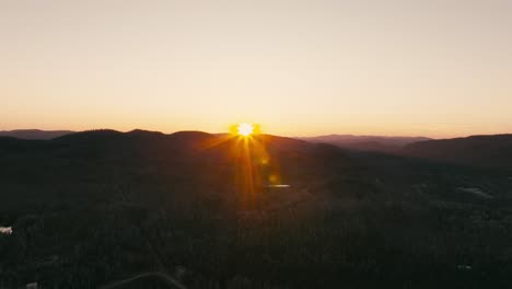 Lebendiger-Goldener-Sonnenuntergang-Beleuchtet-über-Waldbergwanderung-In-Saint-come,-Quebec,-Kanada