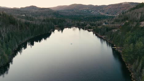 Stilles-Wasser-Eines-Sees-Mit-Spiegelreflexion-Während-Des-Sonnenuntergangs