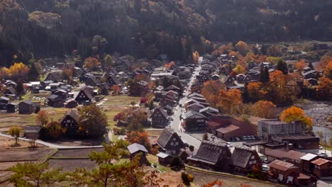 Una-Vista-Panorámica-De-Shirakawago,-Una-Antigua-Ciudad-Japonesa