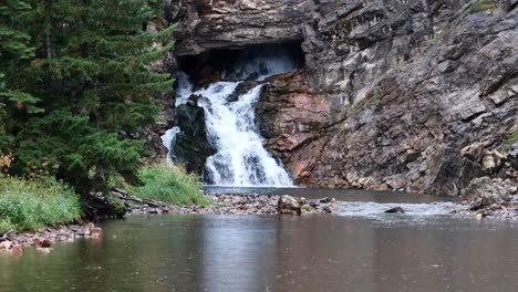 Nahaufnahme-Eines-Wunderschönen-Wasserfalls-Im-Glacier-National-Park,-Running-Eagle-Falls,-Benannt-Nach-Einer-Amerikanischen-Kriegerin