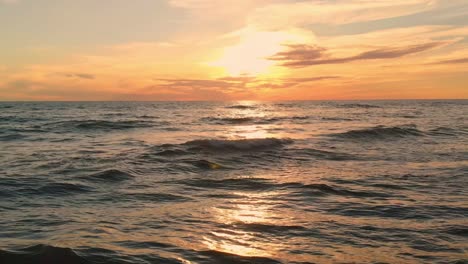 Endloser-Horizont-Mit-Goldenem-Sonnenuntergang-Der-Ostsee-Mit-Generischer-Wellenoberfläche
