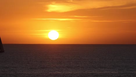 Zeitraffer-Des-Sonnenuntergangs,-Der-Auf-Dem-Meer-Reflektiert-Und-Blinkt