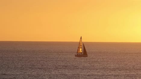 Boot,-Das-Bei-Sonnenuntergang-Das-Segel-Im-Meer-Hebt