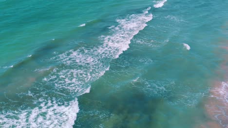 Luftaufnahme-Von-Tropischen-Wellen,-Türkisfarbenem-Wasser,-Ostseelandschaft