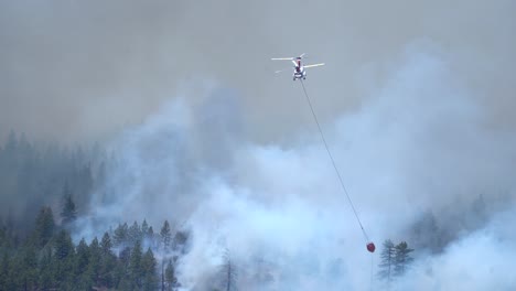 Helicopter-Drops-water-on-wildfire