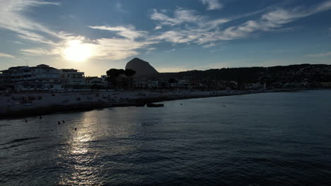 Luftfliegen-Entlang-Der-Küste-Von-Javea-In-Alicante-Während-Des-Sonnenuntergangs-Am-Späten-Nachmittag