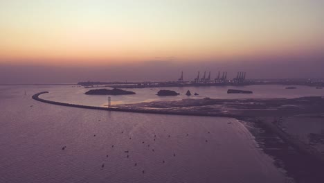 Orangefarbener-Sonnenuntergang-Mit-Karachi-Hafen-Vom-Strand-Mit-Meerblick-Aus-Gesehen