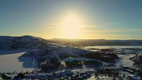 Vista-Panorámica-De-Un-Paisaje-Nevado-De-Montaña-Invernal-Bajo-Un-Sol-Brillante-En-Noruega-Kirkenes