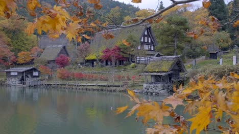 Una-Vista-De-Shirakawago-Japón-Con-Sus-Casas-Antiguas-Durante-El-Otoño
