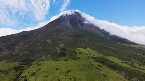 Vista-Aérea-De-La-Montaña-En-La-Isla-De-Pico,-Azores