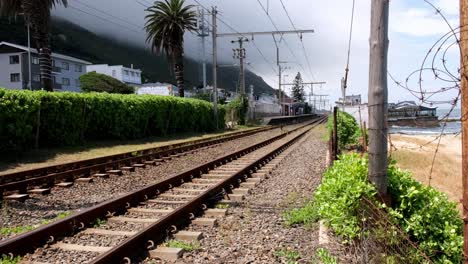 Nebel-Rollt-Echo-Valley-Berghang-Hinab-In-Richtung-Kalk-Bay-Railway-Track,-Kapstadt