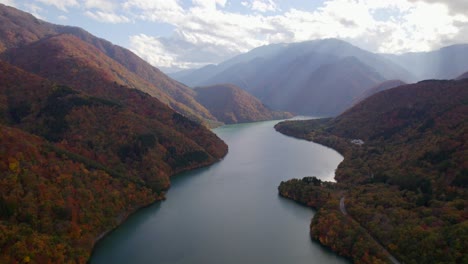 Ein-Drohnenflug-über-Die-Japanischen-Alpen-Und-Ihre-Seen-Im-Herbst