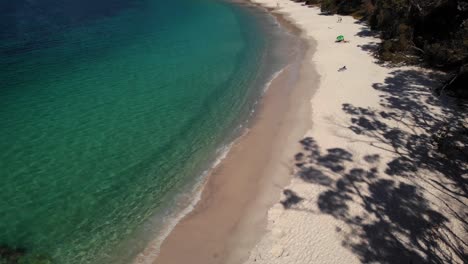 Luftaufnahme-Eines-Exotischen-Strandes-In-Der-Sonnigen-Jervis-Bay,-NSW,-Australien---Absteigend,-Neigung,-Drohnenaufnahme