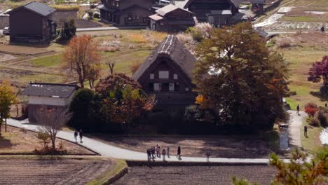 Una-Vista-De-Una-Casa-Antigua-En-Shirakawago,-Una-Ciudad-Antigua-En-Japón