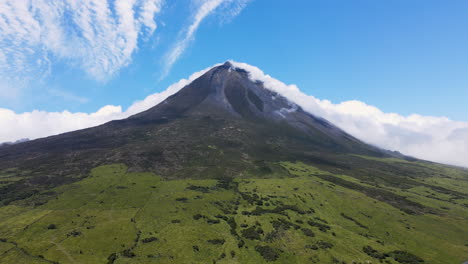 Vista-Aérea-De-La-Majestuosa-Montaña-Vulcano-En-La-Isla-Pico,-Azores