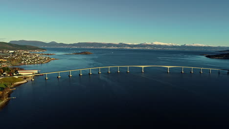 Blick-Aus-Der-Vogelperspektive-Auf-Eine-Riesige-Brücke-über-Einen-Fjord-In-Norwegen
