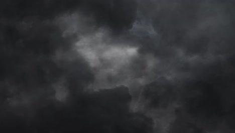 Schwarze-Und-Dunkle-Wolken-Am-Himmel-Und-Gewitter