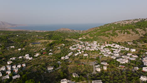 Vista-De-ángulo-Alto-Sobre-El-Pueblo-De-Pilonas-En-Rodas,-Grecia