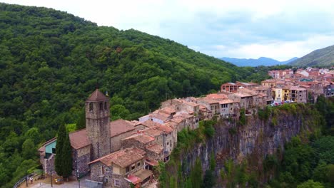 Wegfliegen-Von-Einer-Kirche-Und-Der-Aussichtspunkt-In-Castellfollit-De-La-Roca,-Einem-Typischen-Dorf-In-Katalonien,-Spanien
