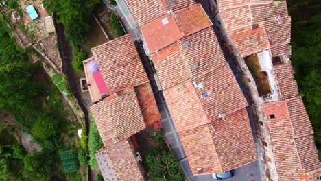 Fliegen-über-Einige-Typische-Kleine-Straßen-In-Castellfollit-De-La-Roca,-Einem-Typischen-Dorf-In-Katalonien,-Spanien