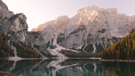Rückwärts-Drohnenaufnahme-Zeigt-Reflexion-über-Berühmte-Pragser-Wildsee-In-Italienischen-Dolomiten