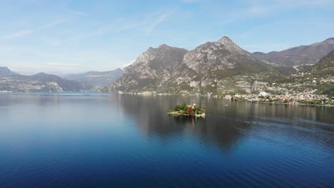 El-Dron-Gira-Sobre-El-Lago-Iseo-Mostrando-El-Increíble-Panorama-Con-Bote-Y-Una-Pequeña-Isla-Durante-Un-Soleado-Día-De-Otoño