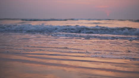 Wellen-Und-Meeresschaum-Am-Sandstrand-Während-Der-Goldenen-Stunde-Des-Sonnenuntergangs,-Statische-Verträumte-Hintergrundzeitlupe