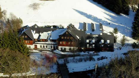 Kleines-Dorf-In-Bielice,-Polen-Winter,-Haus,-Schnee,-Bäume,-Berg,-Berghang,-Wintergrün,-Polen