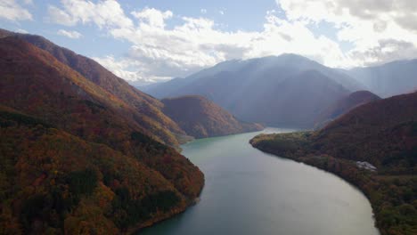 Ein-Drohnenflug-über-Die-Japanischen-Alpen-Und-Ihre-Seen-Im-Herbst