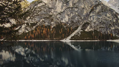 Einer-Der-Dolomiten-Am-Ufer-Des-Pragser-Sees,-Italien
